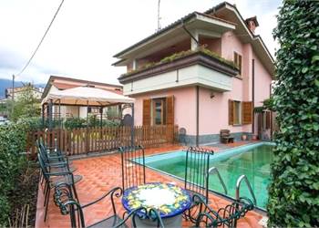 VILLA libera 4 lati con giardino e PISCINA